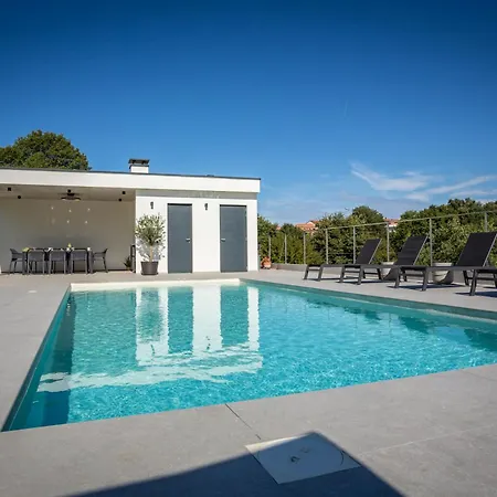 Mia Stella 로비니